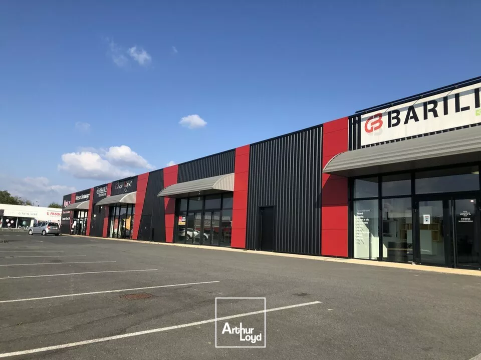 A LOUER - BUREAUX COMMERCIAUX DE 230m² - ZONE COMMERCIALE DYNAMIQUE - POITIERS