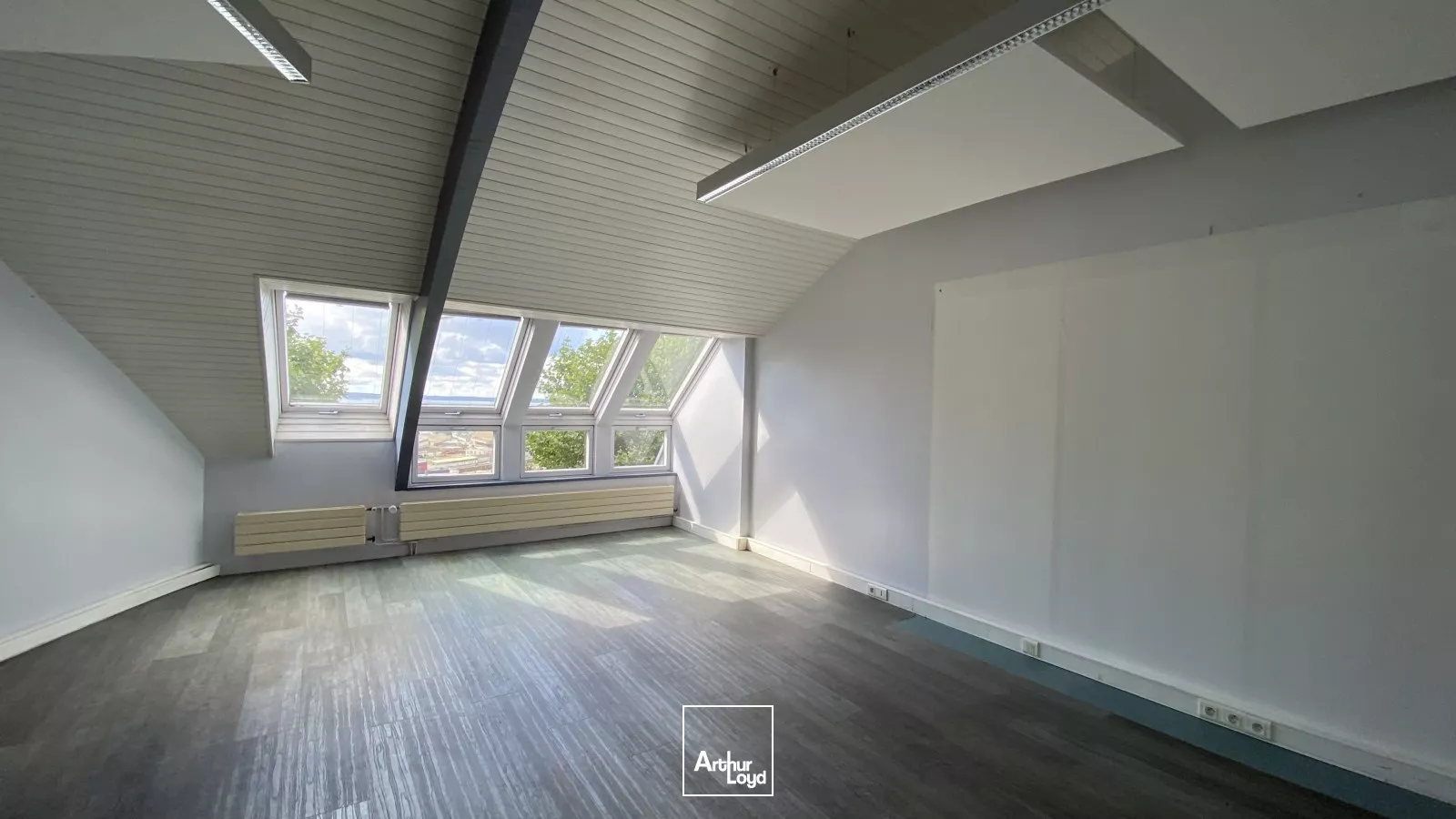 A LOUER A VENDRE BUREAUX 153 M² PROXIMITE GARE DE BREST GAMBETTA