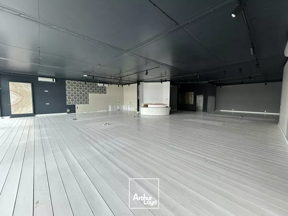 LOCAL COMMERCIAL À LOUER DE 400m² - EMPLACEMENT PREMIUM À POITIERS