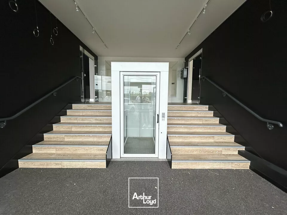 LOCAL COMMERCIAL À LOUER DE 400m² - EMPLACEMENT PREMIUM À POITIERS