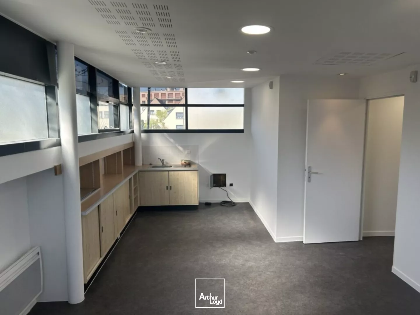 Local commercial de 365 m² à louer à Amiens Sud - Emplacement dynamique avec parking visiteurs