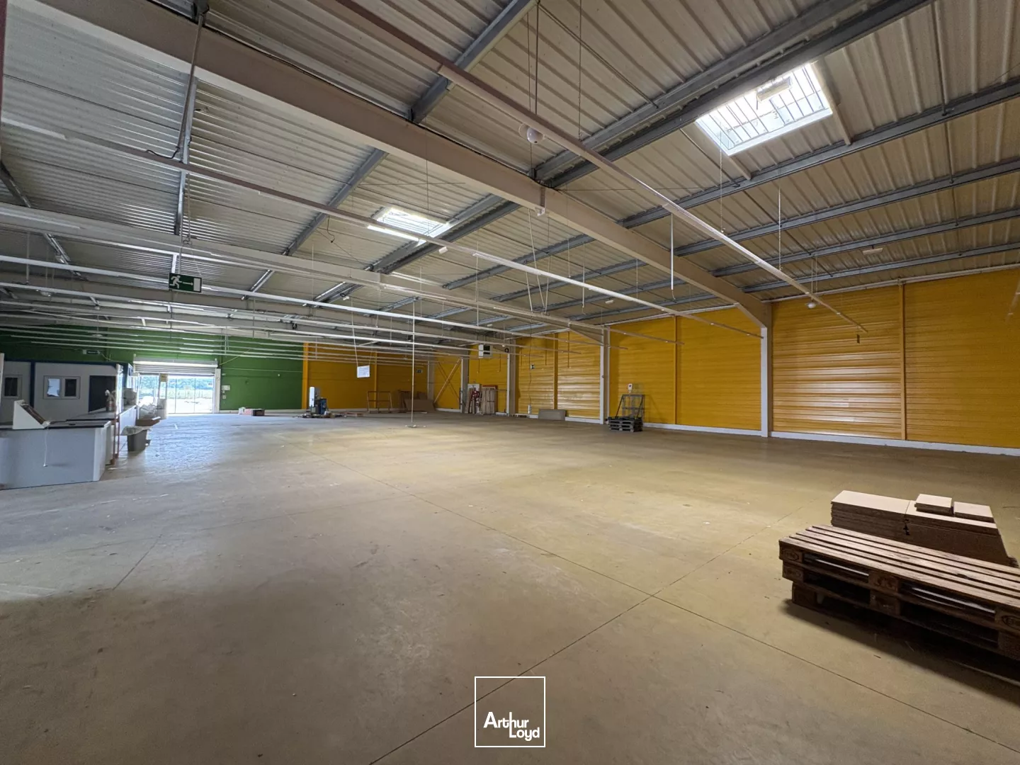 A LOUER LOCAL D'ACTIVITÉ MAIGNELAY-MONTIGNY 1 079 M2 ENV.