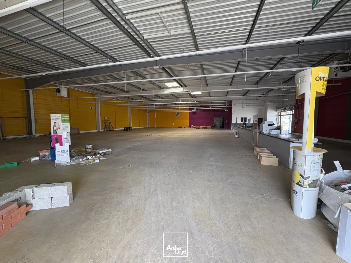 A LOUER LOCAL D'ACTIVITÉ MAIGNELAY-MONTIGNY 1 079 M2 ENV.