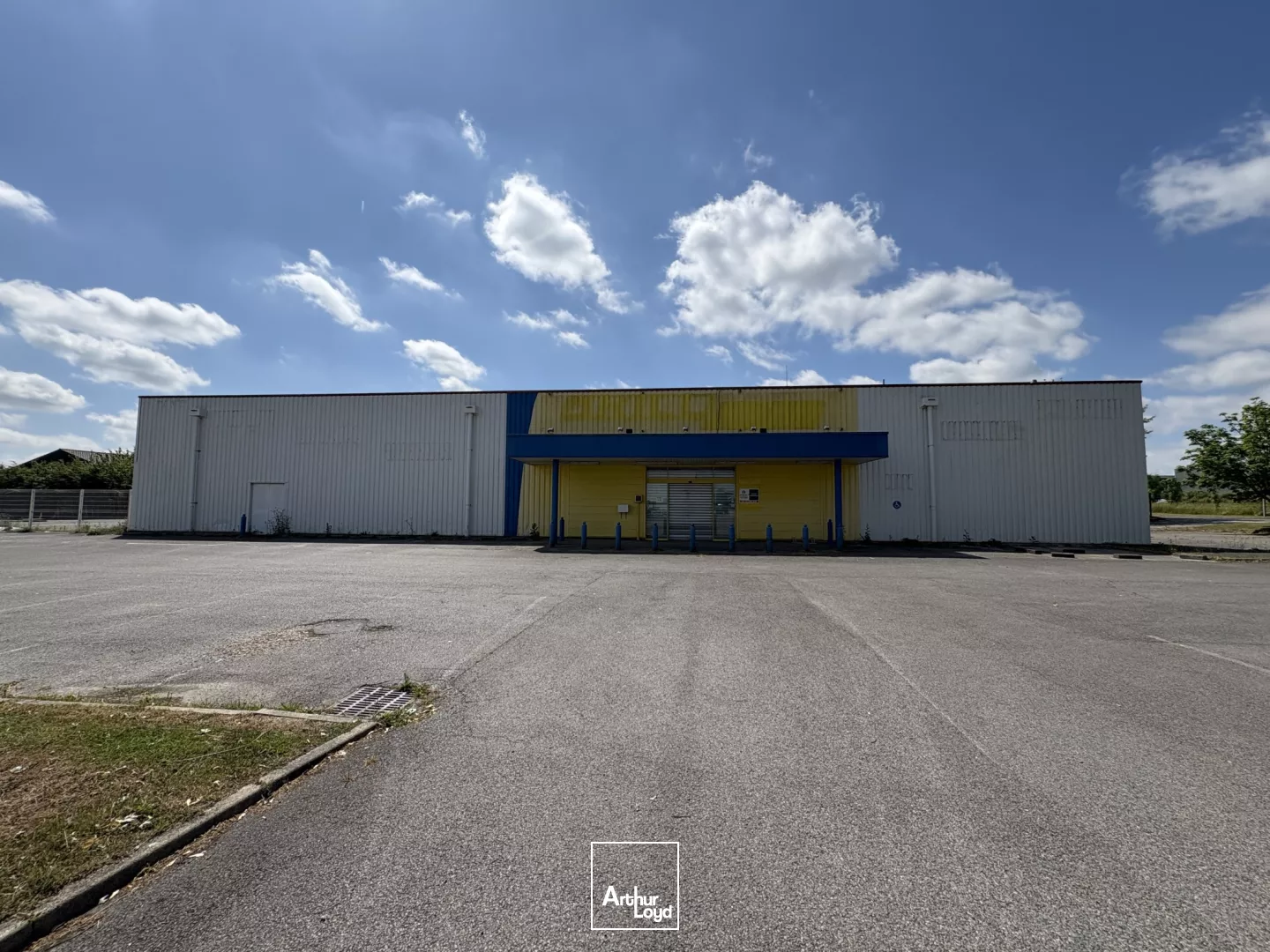 A LOUER LOCAL D'ACTIVITÉ MAIGNELAY-MONTIGNY 1 079 M2 ENV.