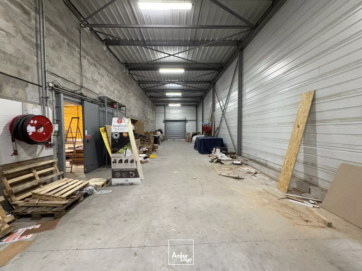 A LOUER LOCAL D'ACTIVITÉ MAIGNELAY-MONTIGNY 1 079 M2 ENV.