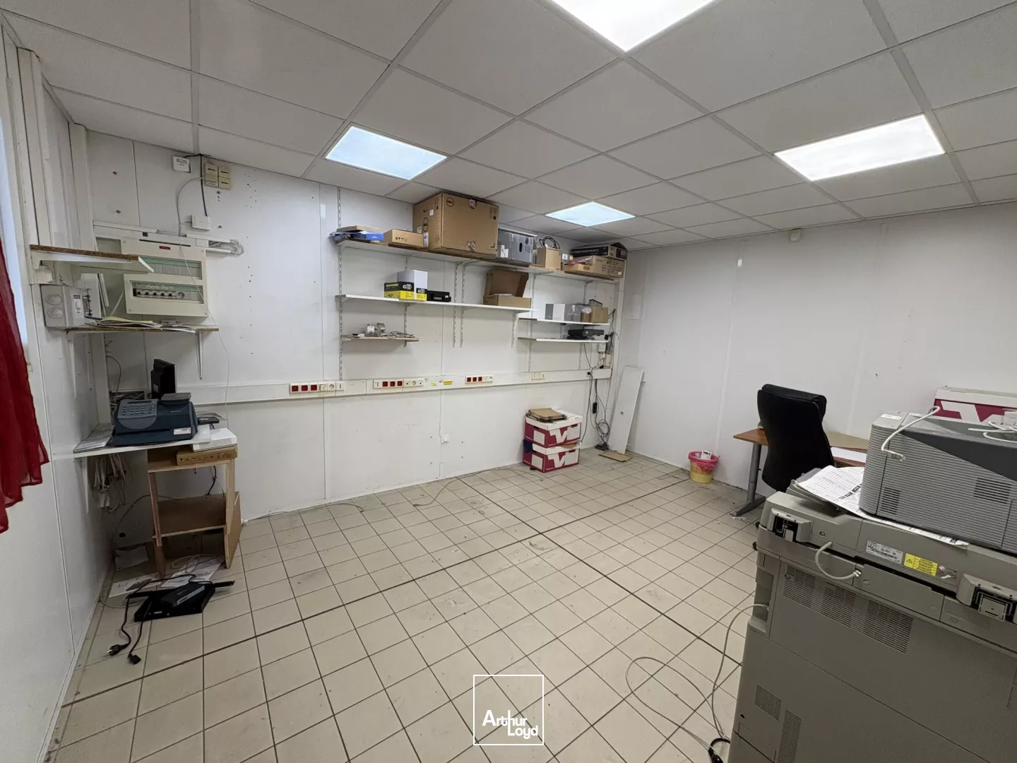 A LOUER LOCAL D'ACTIVITÉ MAIGNELAY-MONTIGNY 1 079 M2 ENV.