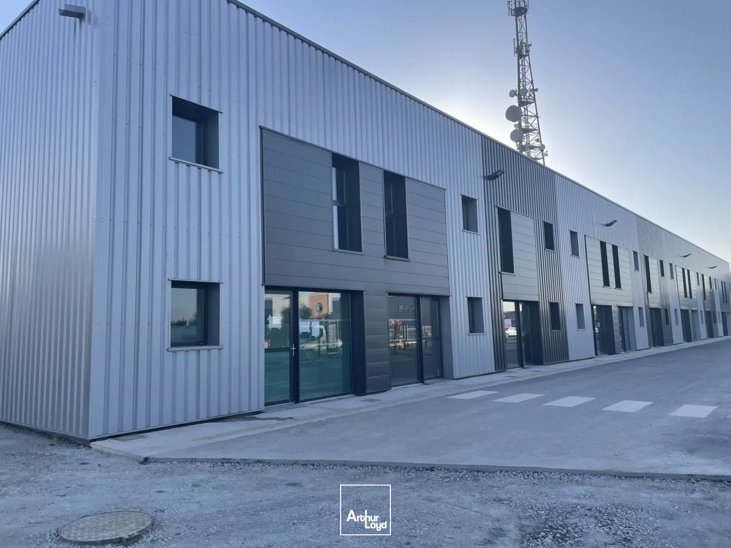 A VENDRE LOCAL D'ACTIVITE ET BUREAUX GUERANDE 475M2 