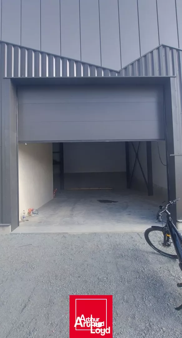 LOCAUX D'ACTIVITE A LOUER / SAINT-ETIENNE-LA-VARENNE 