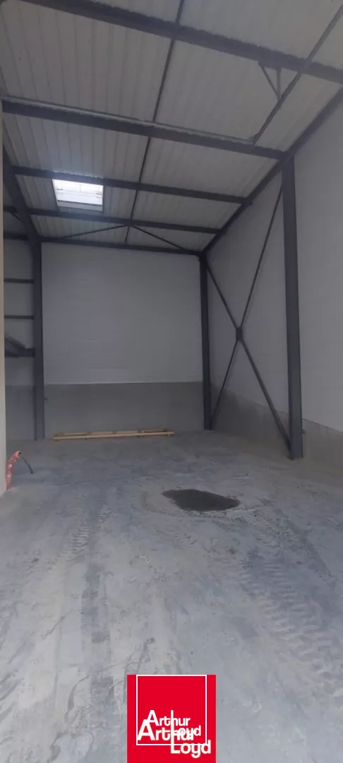 LOCAUX D'ACTIVITE A LOUER / SAINT-ETIENNE-LA-VARENNE 