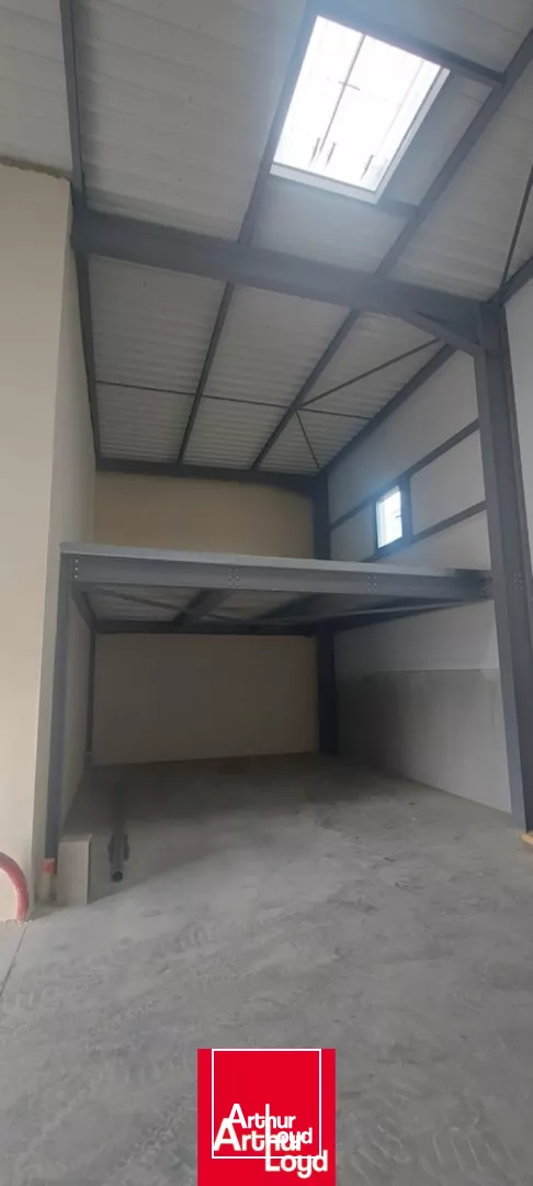 LOCAUX D'ACTIVITE A LOUER / SAINT-ETIENNE-LA-VARENNE 