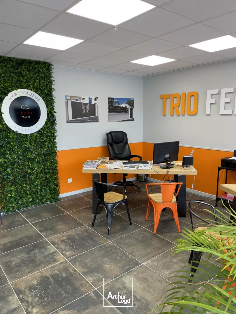 LOCAL COMMERCIAL - À LOUER - 126 M2 - CHANTILLY PROCHE GARE