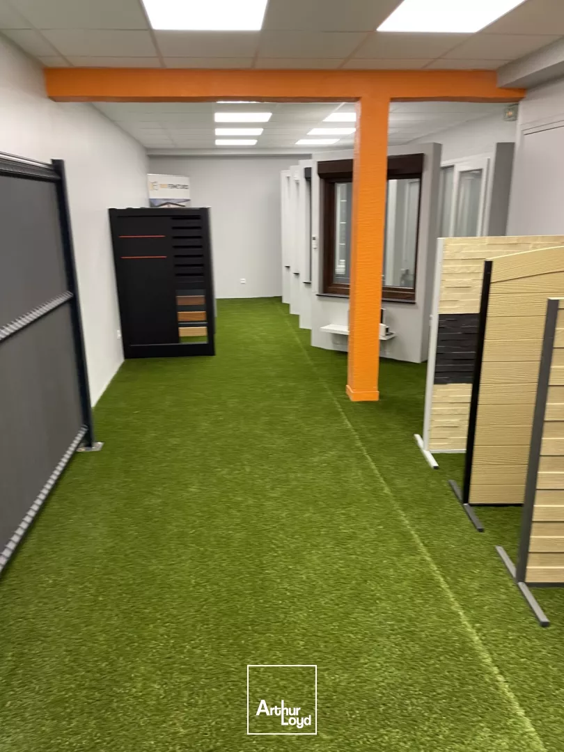 LOCAL COMMERCIAL - À LOUER - 126 M2 - CHANTILLY PROCHE GARE