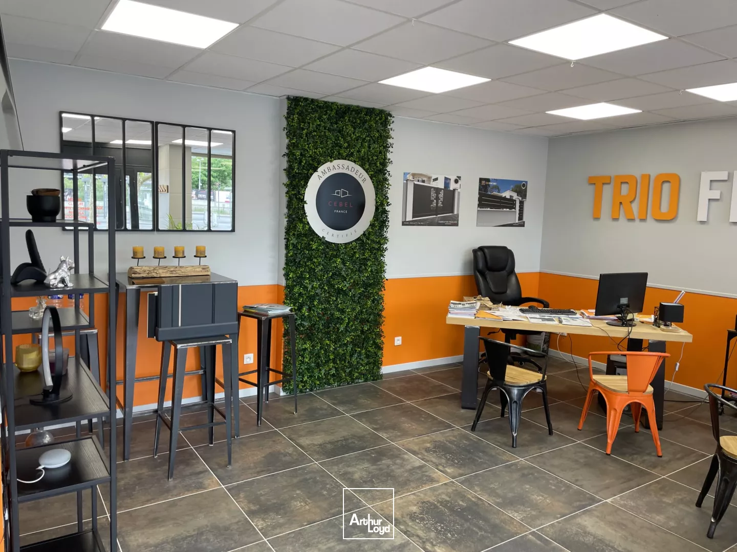 LOCAL COMMERCIAL - À LOUER - 126 M2 - CHANTILLY PROCHE GARE