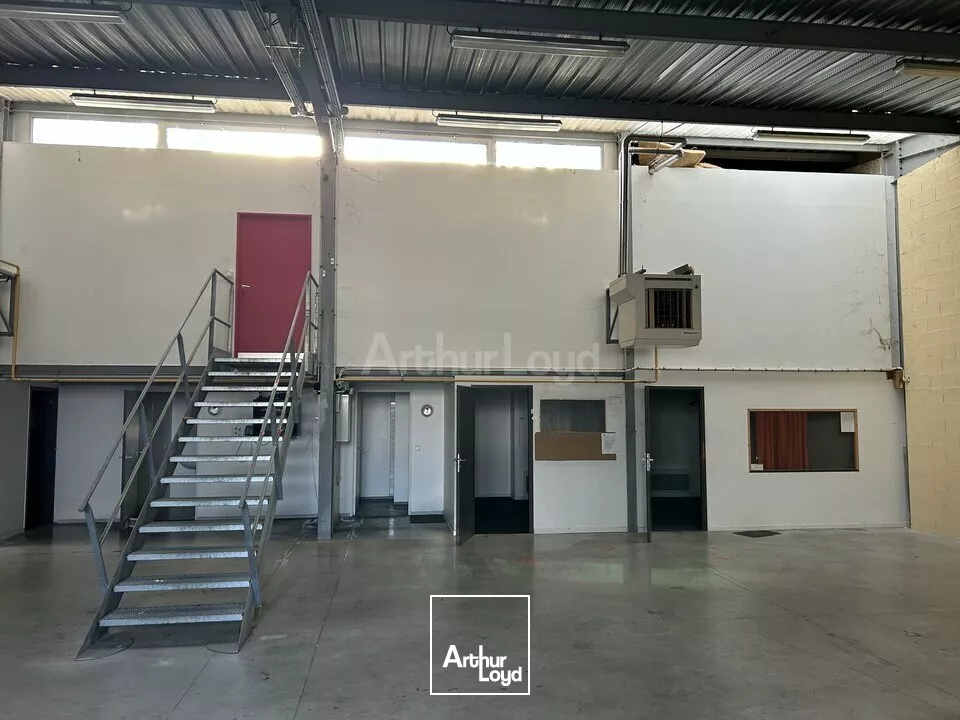 LOCAL D'ACTIVITE - ENTREPOT à LOUER de 727 m²