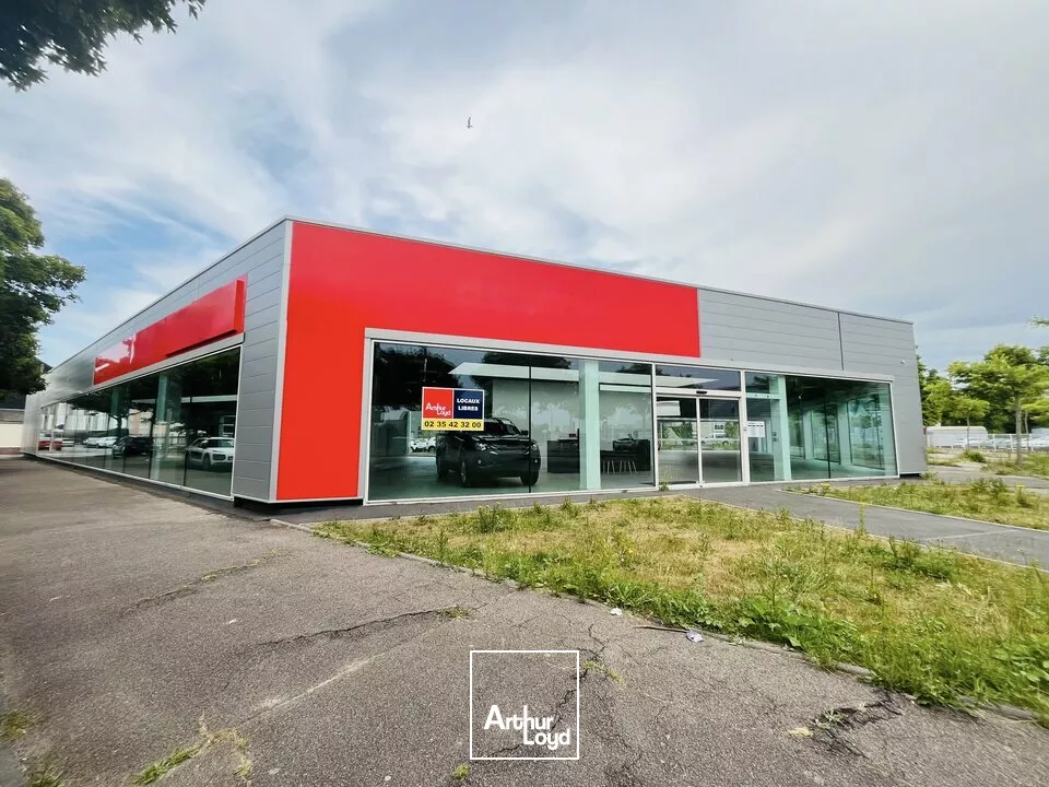 A VENDRE ENTRÉE DE VILLE - SITE EXCEPTIONNEL - LOCAUX COMMERCIAUX ET D'ACTIVITÉ 1 400m2 