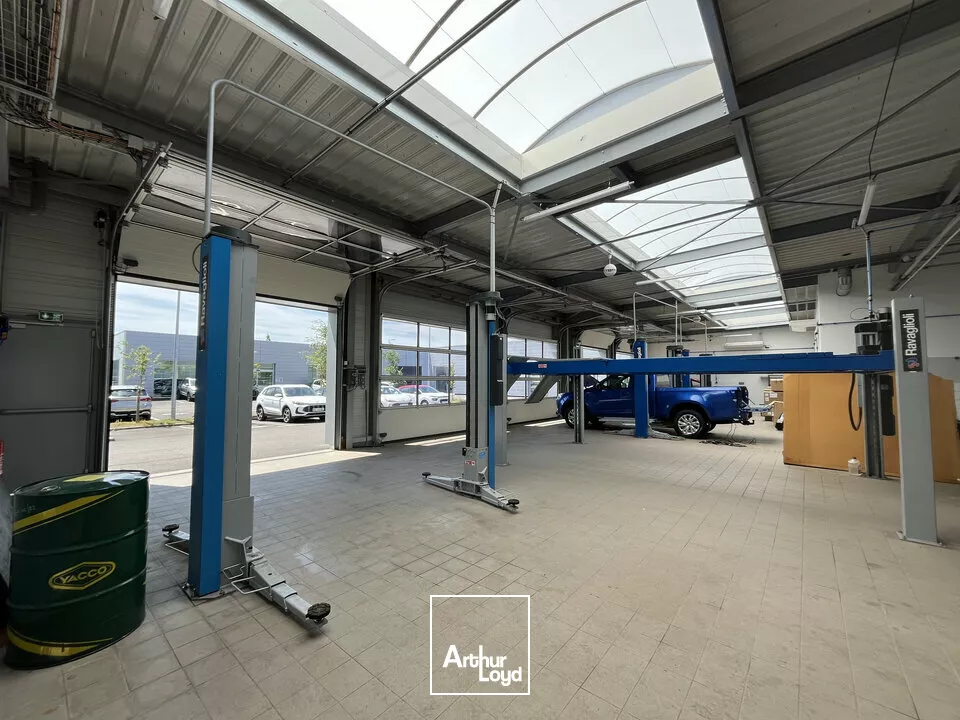 A VENDRE ENTRÉE DE VILLE - SITE EXCEPTIONNEL - LOCAUX COMMERCIAUX ET D'ACTIVITÉ 1 400m2 