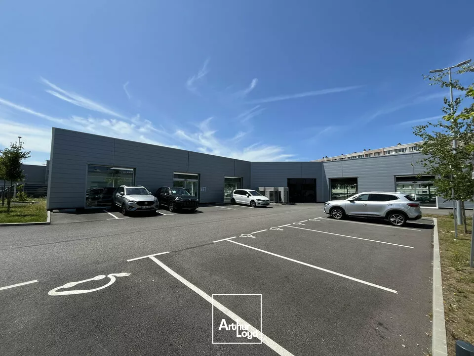 A LOUER ENTRÉE DE VILLE - SITE EXCEPTIONNEL - LOCAUX COMMERCIAUX ET D'ACTIVITÉ 1 400m2 