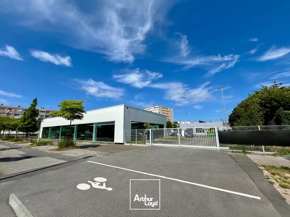 A LOUER ENTRÉE DE VILLE - SITE EXCEPTIONNEL - LOCAUX COMMERCIAUX ET D'ACTIVITÉ 1 400m2 