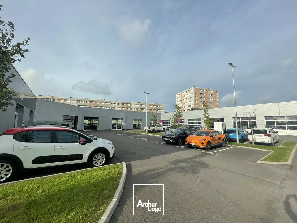 A VENDRE ENTRÉE DE VILLE - SITE EXCEPTIONNEL - LOCAUX COMMERCIAUX ET D'ACTIVITÉ 1 400m2 