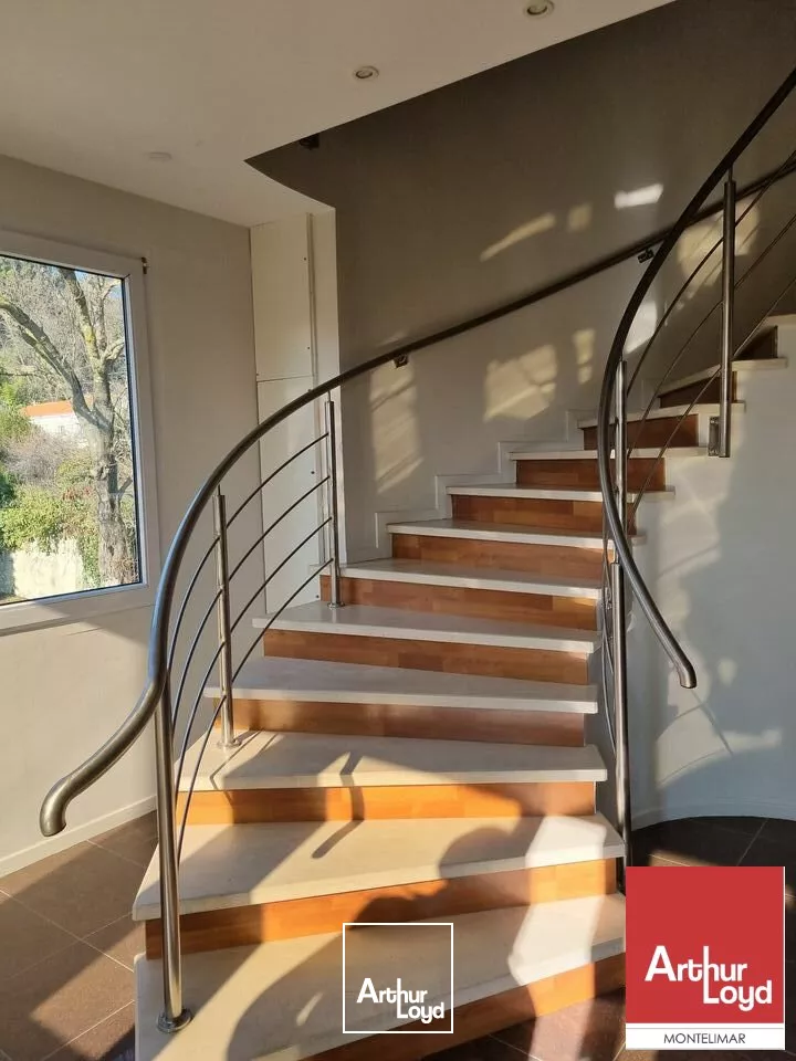 MONTELIMAR A DEUX PAS DU CENTRE-VILLE - A LOUER - BUREAUX EN RDC LUMINEUX AVEC PARKING