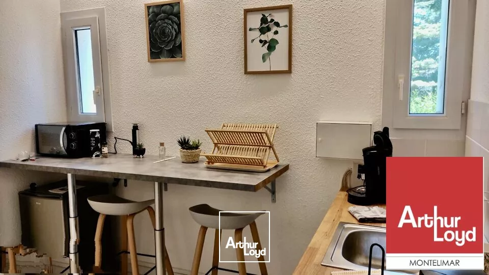 MONTELIMAR A DEUX PAS DU CENTRE-VILLE - A LOUER - BUREAUX EN RDC LUMINEUX AVEC PARKING