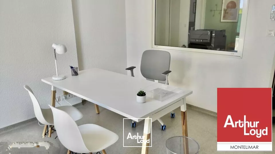 MONTELIMAR A DEUX PAS DU CENTRE-VILLE - A LOUER - BUREAUX EN RDC LUMINEUX AVEC PARKING