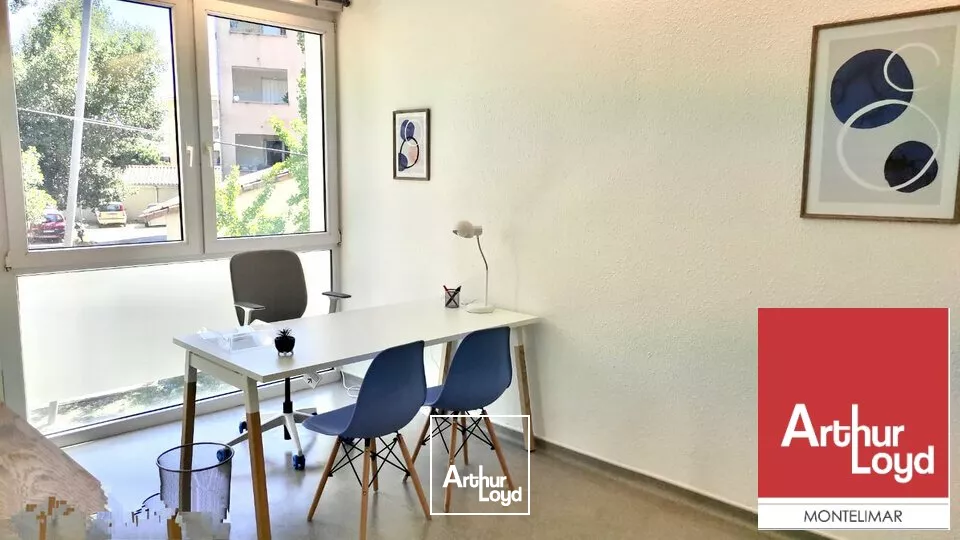 MONTELIMAR A DEUX PAS DU CENTRE-VILLE - A LOUER - BUREAUX EN RDC LUMINEUX AVEC PARKING