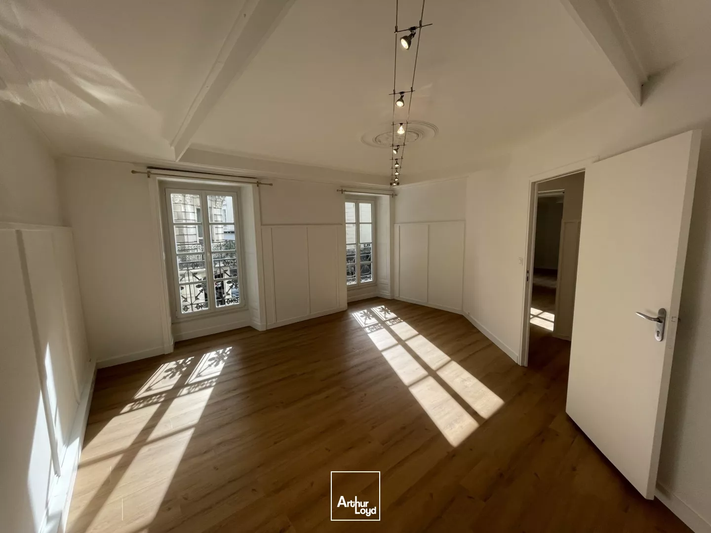 BUREAUX À LOUER-85 M²-CENTRE VILLELOCAL RÉNOVÉ