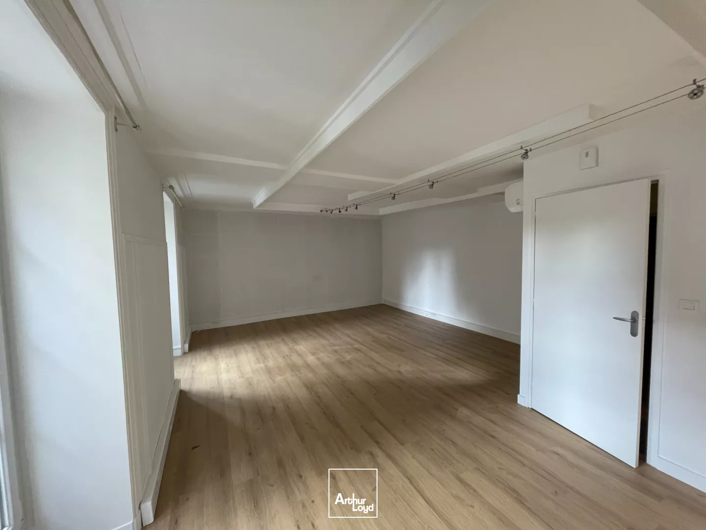 BUREAUX À LOUER-85 M²-CENTRE VILLELOCAL RÉNOVÉ