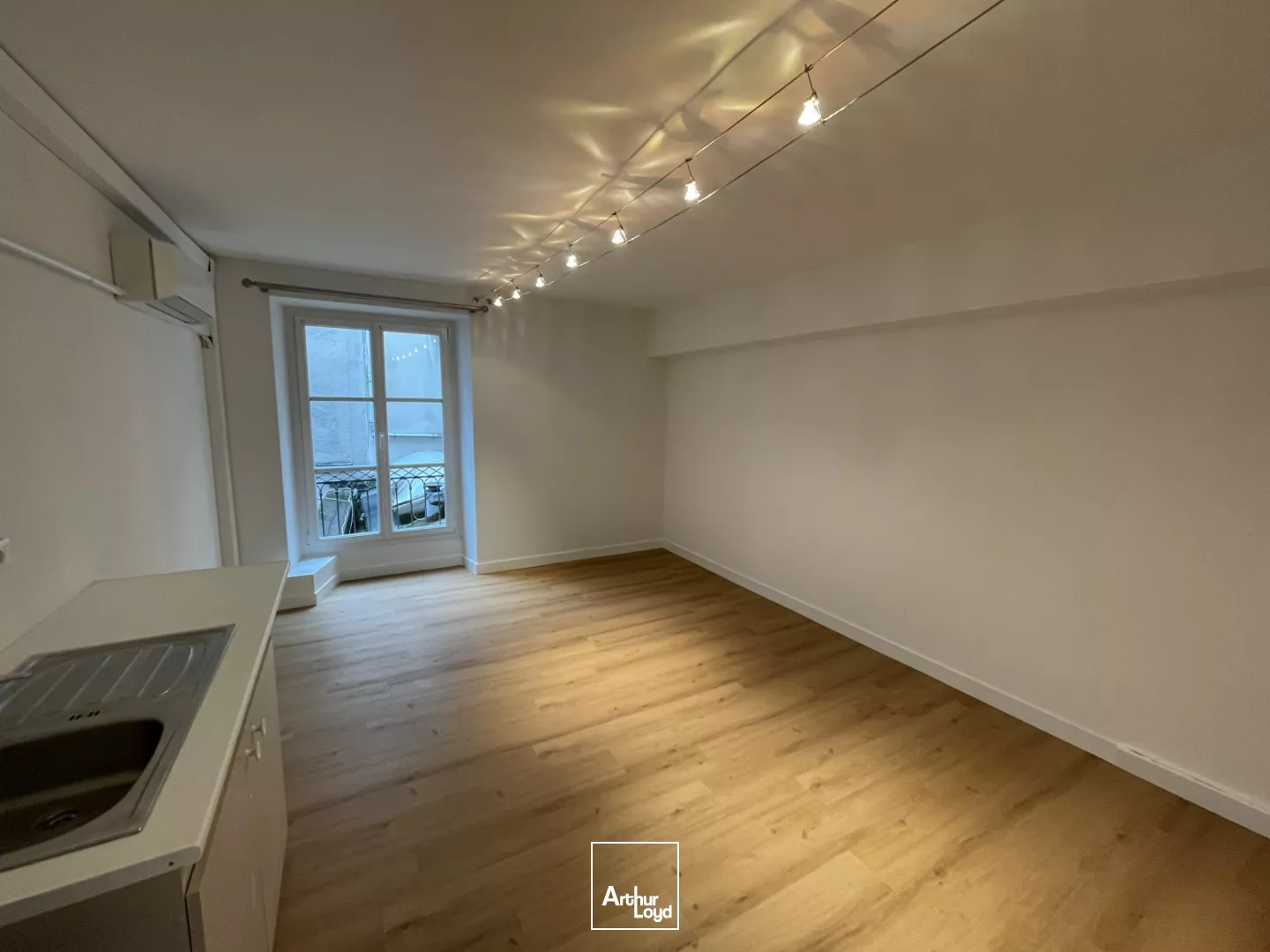 BUREAUX À LOUER-85 M²-CENTRE VILLELOCAL RÉNOVÉ