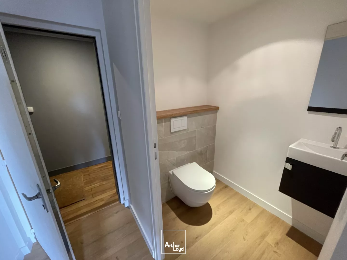 BUREAUX À LOUER-85 M²-CENTRE VILLELOCAL RÉNOVÉ