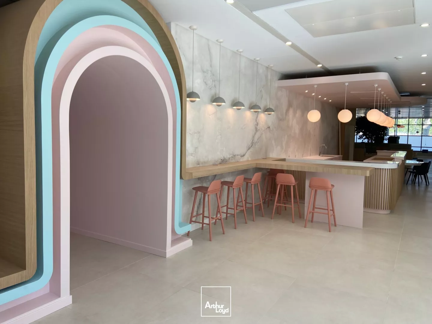 Clichy, bureaux rénovés avec vue sur la Seine et nombreux services dans un immeuble de standing