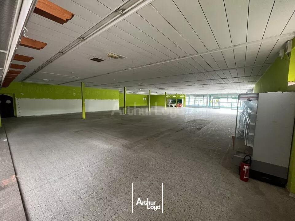 LOCAL COMMERCIAL à LOUER de 1352 m²