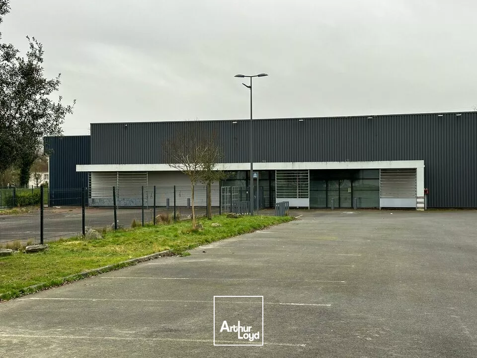 A LOUER LOCAL COMMERCIAL DE1 300 m² - BOUFFERE SECTEUR MONTAIGU 