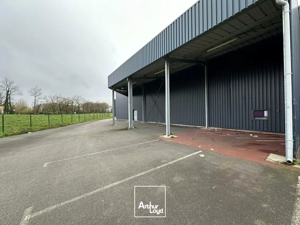 A LOUER LOCAL COMMERCIAL DE1 300 m² - BOUFFERE SECTEUR MONTAIGU 