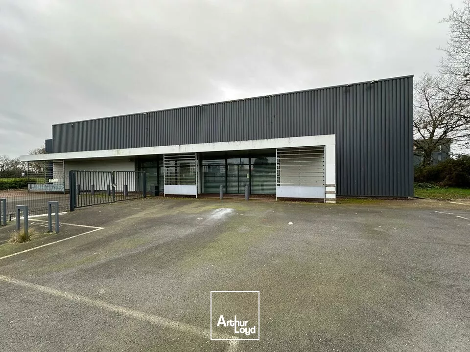 A LOUER LOCAL COMMERCIAL DE1 300 m² - BOUFFERE SECTEUR MONTAIGU 