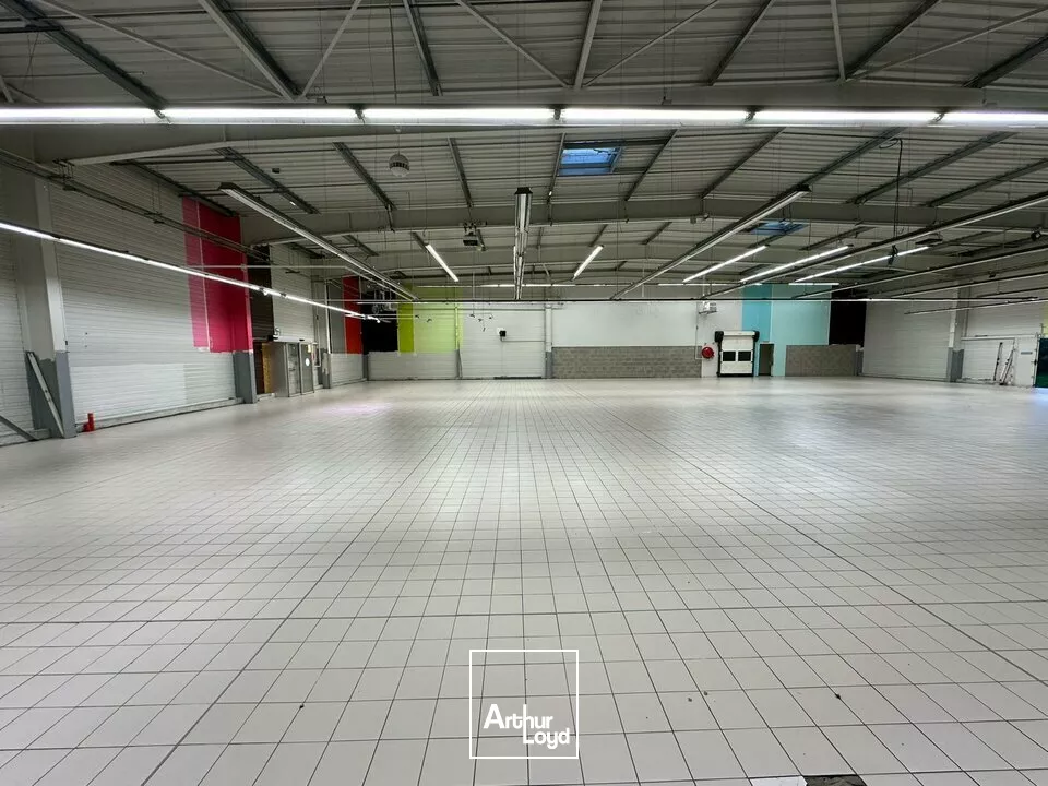 A LOUER LOCAL COMMERCIAL DE1 300 m² - BOUFFERE SECTEUR MONTAIGU 