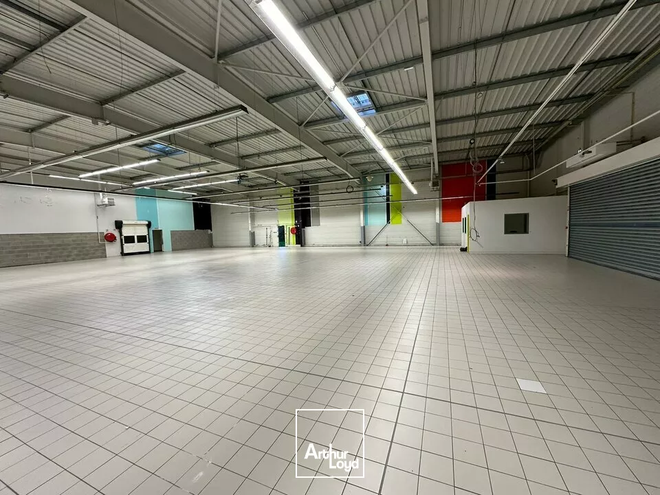 A LOUER LOCAL COMMERCIAL DE1 300 m² - BOUFFERE SECTEUR MONTAIGU 