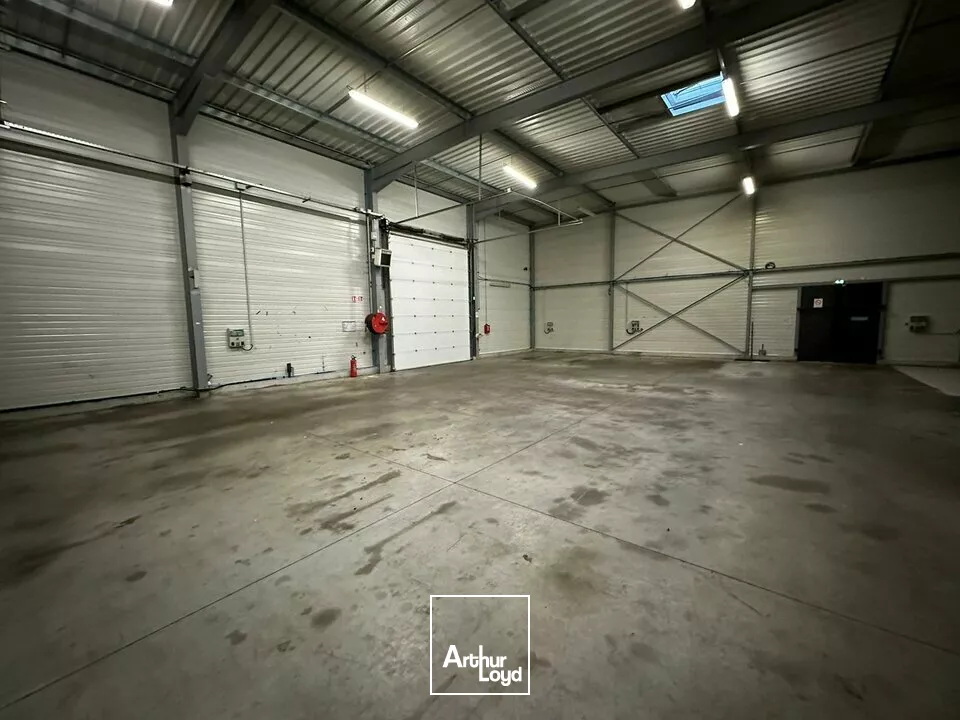 A LOUER LOCAL COMMERCIAL DE1 300 m² - BOUFFERE SECTEUR MONTAIGU 