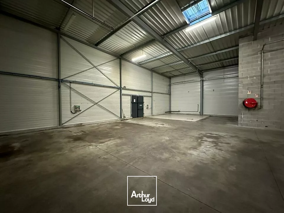 A LOUER LOCAL COMMERCIAL DE1 300 m² - BOUFFERE SECTEUR MONTAIGU 