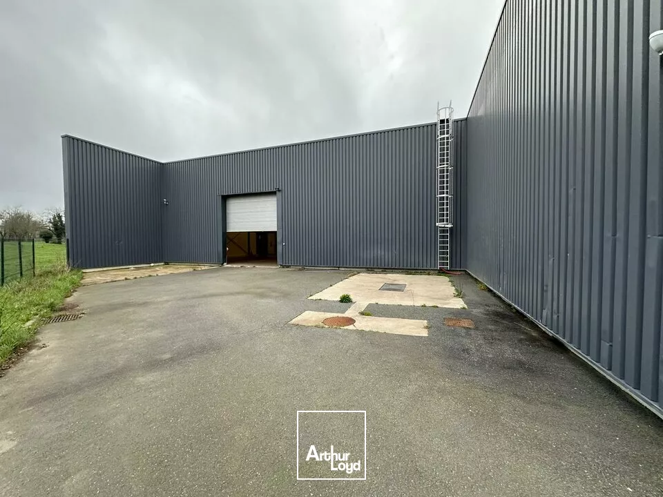 A LOUER LOCAL COMMERCIAL DE1 300 m² - BOUFFERE SECTEUR MONTAIGU 