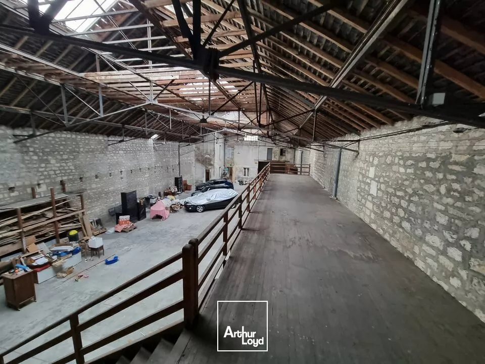 ENTREPOT DE 507 M2 - CENTRE VILLE DE NIORT