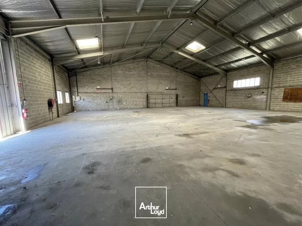 À louer - Local d'activité de 1 390 m² avec bureaux - Avignon La Courtine - Accès stratégique 