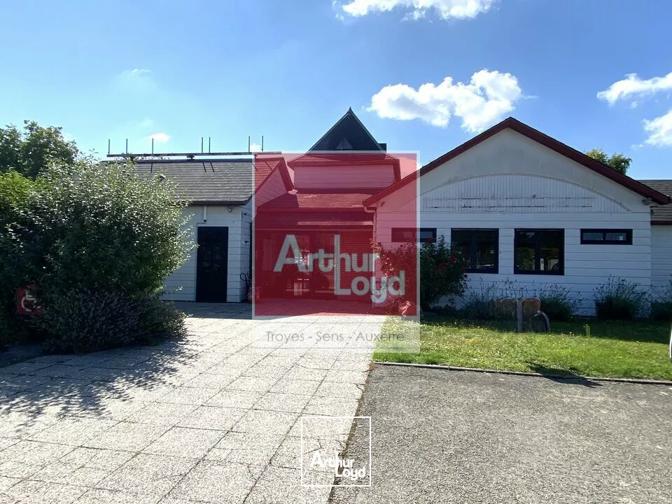 Local Commercial de 330 m² à louer à La Chapelle-Saint-Luc (Aube). Ancien restaurant avec terrasse, parking et visibilité