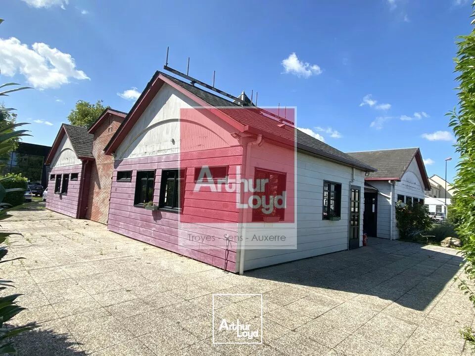 Local Commercial de 330 m² à louer à La Chapelle-Saint-Luc (Aube). Ancien restaurant avec terrasse, parking et visibilité