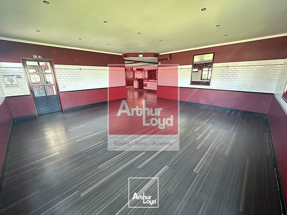 Local Commercial de 330 m² à louer à La Chapelle-Saint-Luc (Aube). Ancien restaurant avec terrasse, parking et visibilité