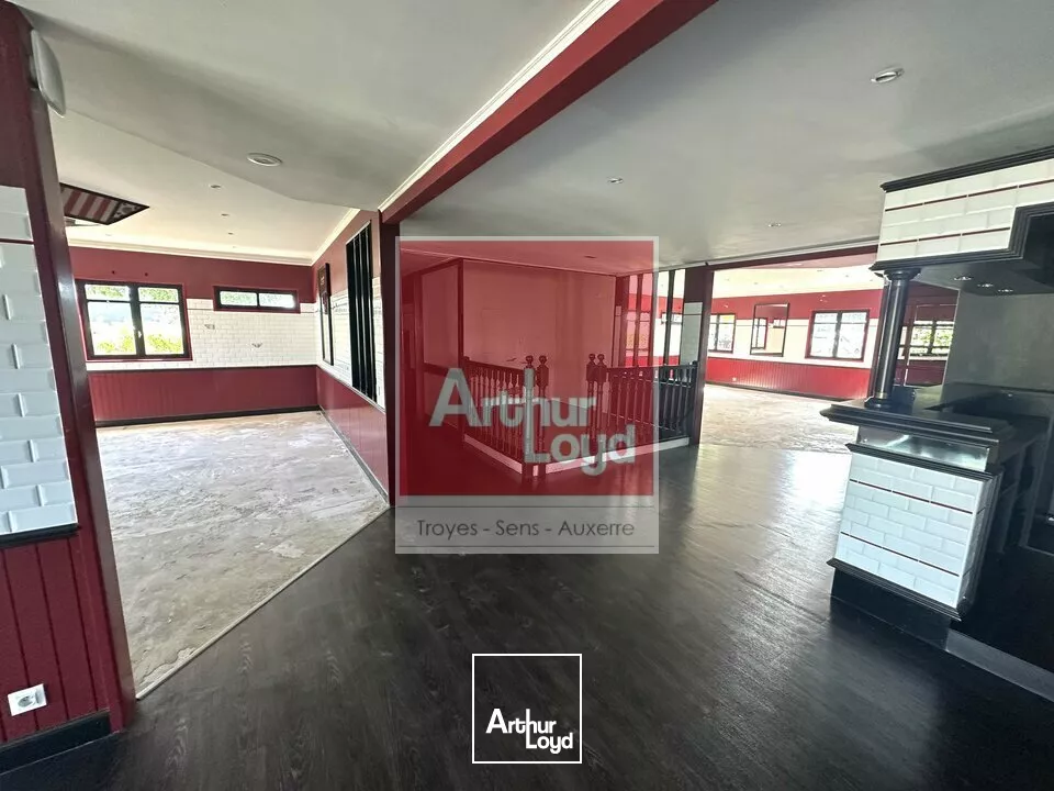 Local Commercial de 330 m² à louer à La Chapelle-Saint-Luc (Aube). Ancien restaurant avec terrasse, parking et visibilité