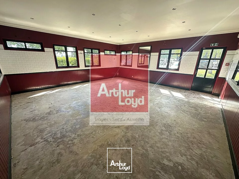 Local Commercial de 330 m² à louer à La Chapelle-Saint-Luc (Aube). Ancien restaurant avec terrasse, parking et visibilité