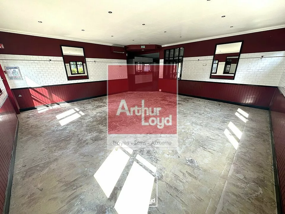 Local Commercial de 330 m² à louer à La Chapelle-Saint-Luc (Aube). Ancien restaurant avec terrasse, parking et visibilité