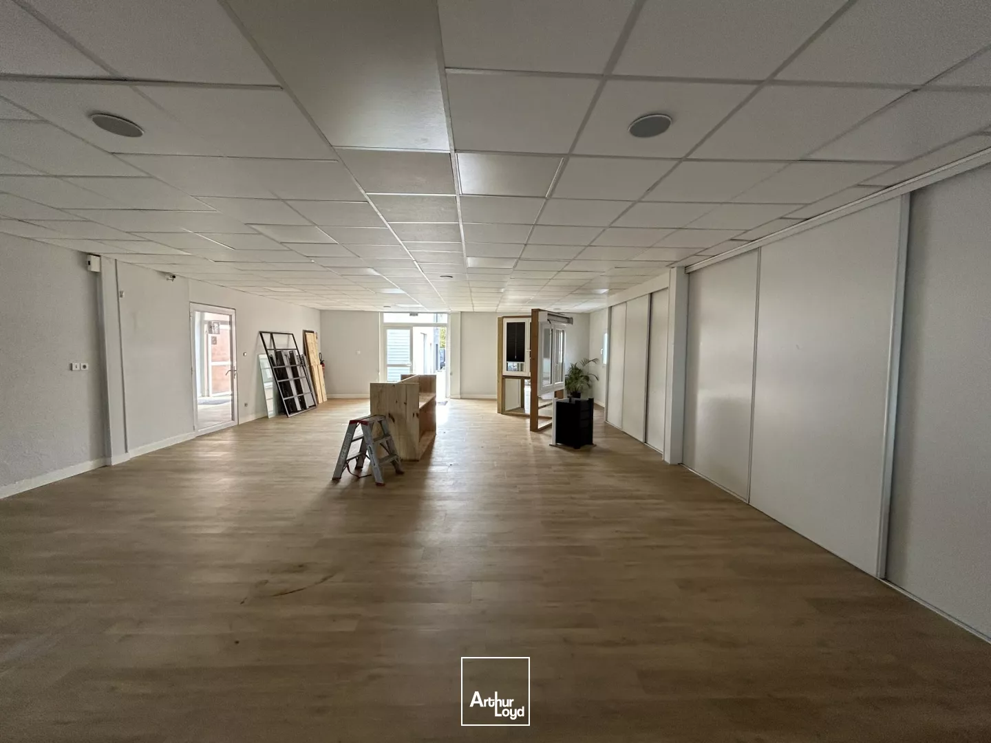 A LOUER - LOCAL - 385 M2 - SHOWROOM - BUREAUX - STOCKAGE - PORNIC